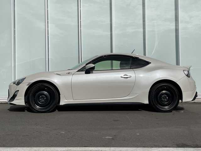 トヨタ ８６ GT 神奈川県 2012(平24)年 5万km サテンホワイトパール ６速ＭＴ　/ＴＲＤエアロ　/ＴＲＤマフラー　/純正ナビＴＶ/（BluRay/DVD/Blutooth/フルセグ）/社外USBポート
