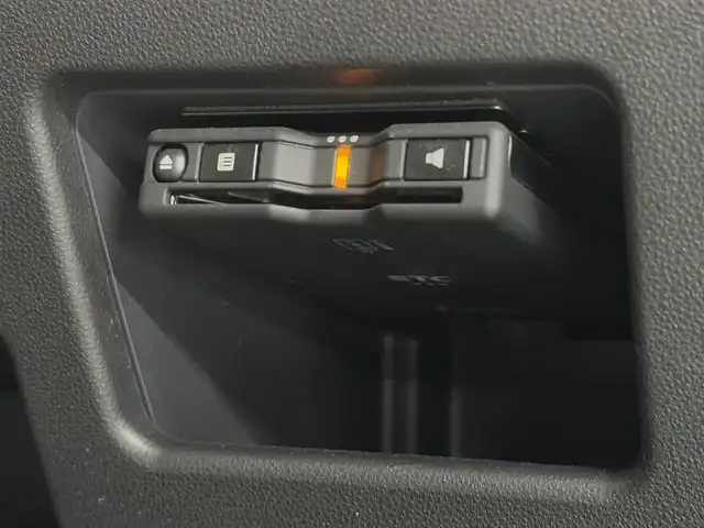 ダイハツ ムーヴ キャンバス G メイクアップ リミテッド　SAⅢ 三重県 2020(令2)年 2.4万km パールホワイトⅢ/ナチュラルベージュマイカメタリック 2トーン ガソリン/FF/インパネCVT/純正 8インチナビ NSZN-X70D/（TV/CD/DVD/iPod/MEMORY MUSIC/SD/Bluetooth/FM/AM/USB/HDMI/ドラレコ）/パノラマモニター/両側パワースライドドア（ワンタッチオープン機能・予約ロック機能付）/ドライブレコーダー 前後（ナビ連動）/ETC/衝突回避支援システム スマートアシスト3/・衝突警報機能（対車両・対歩行者）/・衝突回避支援ブレーキ機能（対車両・対歩行者）/・誤発進抑制制御機能（前方・後方）/・車線逸脱警報機能/・オートハイビーム機能/装備/・【DOP】ダイハツ純正 本革風シートカバー/・オートエアコン/・オートライト/・LEDヘッドランプ（AFS・オートレベリング機能・LEDクリアランスランプ付）/・LEDフロントフォグランプ/・ステアリングスイッチ/・プッシュスタート/・助手席大型シートアンダートレイ/・純正ホイールキャップ＋14インチスチールホイール/・取/ナビ取/・スマートキーx2
