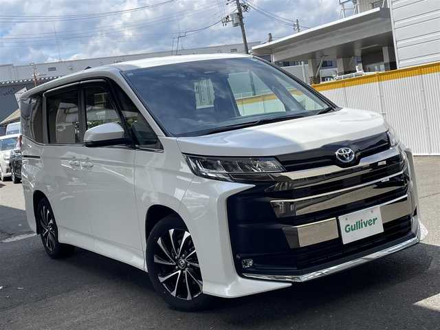 トヨタ ノア ハイブリッド S－Z 宮城県 2023(令5)年 0.5万km ホワイトパールクリスタルシャイン 純正10.5型ディスプレイオーディオ/AM FM CD DVD HDMI Bluetooth フルセグ /バックカメラ/両側パワースライドドア/前席シートヒーター/プリクラッシュセーフティ/クリアランスソナー/レーダークルーズコントロール/ハーフレザーシート/ステアリングリモコン/オートホールド/純正フロアマット/ビルトインETC2.0/AC100V/LEDヘッドライト/オートライト/オートマチックハイビーム/純正17インチアルミホイル/ドアバイザー