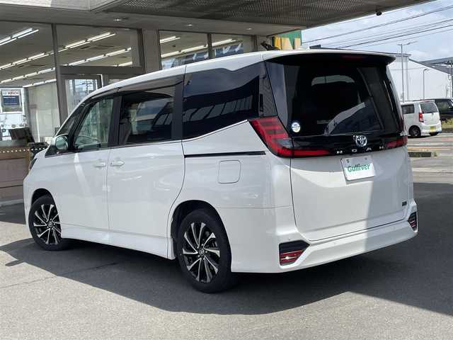 トヨタ ノア ハイブリッド S－Z 宮城県 2023(令5)年 0.5万km ホワイトパールクリスタルシャイン 純正10.5型ディスプレイオーディオ/AM FM CD DVD HDMI Bluetooth フルセグ /バックカメラ/両側パワースライドドア/前席シートヒーター/プリクラッシュセーフティ/クリアランスソナー/レーダークルーズコントロール/ハーフレザーシート/ステアリングリモコン/オートホールド/純正フロアマット/ビルトインETC2.0/AC100V/LEDヘッドライト/オートライト/オートマチックハイビーム/純正17インチアルミホイル/ドアバイザー