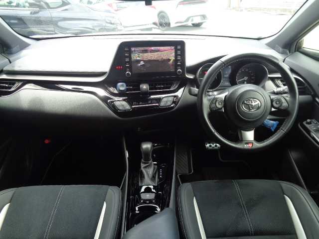 トヨタ Ｃ－ＨＲ S GRスポーツ 鹿児島県 2020(令2)年 2.4万km ブラック/ホワイトパールクリスタルシャイン 2トーン ワンオーナー/GRエアロ、19AW/専用ハーフレザーコンビシート/ディスプレイオーディオ/パノラミックビューカメラ/フルセグ、ブルートゥース/MiraCast、USB/前後ドライブレコーダーZDR025/前席快適温熱シート/LEDヘッドライト、フォグライト/ブラインドスポットモニター/レーダークルーズコントロール/レーンキープシステム/プリクラッシュセーフティ/GRフロアマット/ビルトインETC/WSRS+サイドエアバッグ/人気色2NAブラック/ホワイトパール/プッシュスタート/スマートキー2個あり/取説、マルチメディア取説あり/保証書あり