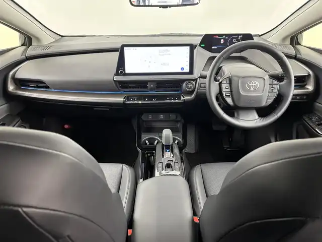 トヨタ プリウス Z 埼玉県 2023(令5)年 0.9万km アティチュードブラックマイカ 純正12.3インチディスプレイオーディオ&Bluetoothオーディオ&USB接続&Miracast/パノラミックビューモニター/ビルドインETC2.0 /パノラマムーンルーフ/パワーバックドア/純正前後ドライブレコーダー/パワーシート/レザーシート/ドアミラーヒーター/AC100V電源/デジタルインナーミラー/純正19インチアルミホイール/Bi-Beam LEDヘッドランプ/LEDターンランプ/LEDクリアランスランプ/パワーバックドア/トヨタセーフティセンス/プリクラッシュセーフティ/緊急時操舵支援/レーントレーシングアシスト［LTA］/レーンディパーチャーアラート［LDA］/レーダークルーズコントロール（全車速追従機能付）/オートマチックハイビーム［AHB］/ロードサインアシスト［RSA］/ドライバー異常時対応システム /プロアクティブドライビングアシスト［PDA］/発進遅れ告知機能［TMN］/ブラインドスポットモニター ［BSM］/前席シートヒーター/前席ベンチレーション/トヨタ チームメイト［アドバンスト パーク］（リモート機能付）/パーキングサポートブレーキ（周囲静止物）