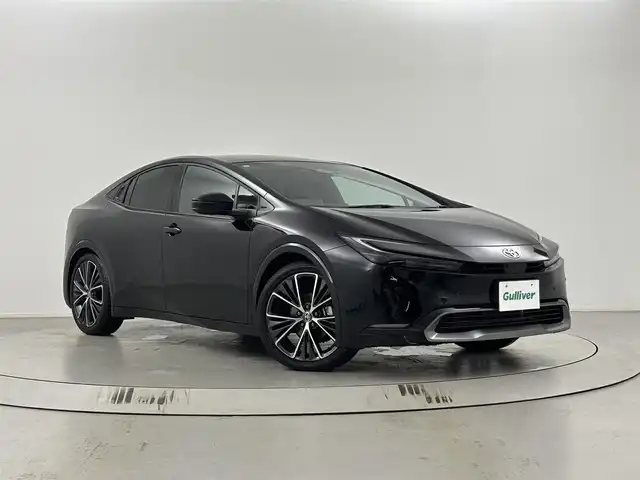トヨタ プリウス Z 埼玉県 2023(令5)年 0.9万km アティチュードブラックマイカ 純正12.3インチディスプレイオーディオ&Bluetoothオーディオ&USB接続&Miracast/パノラミックビューモニター/ビルドインETC2.0 /パノラマムーンルーフ/パワーバックドア/純正前後ドライブレコーダー/パワーシート/レザーシート/ドアミラーヒーター/AC100V電源/デジタルインナーミラー/純正19インチアルミホイール/Bi-Beam LEDヘッドランプ/LEDターンランプ/LEDクリアランスランプ/パワーバックドア/トヨタセーフティセンス/プリクラッシュセーフティ/緊急時操舵支援/レーントレーシングアシスト［LTA］/レーンディパーチャーアラート［LDA］/レーダークルーズコントロール（全車速追従機能付）/オートマチックハイビーム［AHB］/ロードサインアシスト［RSA］/ドライバー異常時対応システム /プロアクティブドライビングアシスト［PDA］/発進遅れ告知機能［TMN］/ブラインドスポットモニター ［BSM］/前席シートヒーター/前席ベンチレーション/トヨタ チームメイト［アドバンスト パーク］（リモート機能付）/パーキングサポートブレーキ（周囲静止物）
