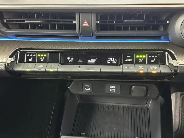トヨタ プリウス Z 埼玉県 2023(令5)年 0.9万km アティチュードブラックマイカ 純正12.3インチディスプレイオーディオ&Bluetoothオーディオ&USB接続&Miracast/パノラミックビューモニター/ビルドインETC2.0 /パノラマムーンルーフ/パワーバックドア/純正前後ドライブレコーダー/パワーシート/レザーシート/ドアミラーヒーター/AC100V電源/デジタルインナーミラー/純正19インチアルミホイール/Bi-Beam LEDヘッドランプ/LEDターンランプ/LEDクリアランスランプ/パワーバックドア/トヨタセーフティセンス/プリクラッシュセーフティ/緊急時操舵支援/レーントレーシングアシスト［LTA］/レーンディパーチャーアラート［LDA］/レーダークルーズコントロール（全車速追従機能付）/オートマチックハイビーム［AHB］/ロードサインアシスト［RSA］/ドライバー異常時対応システム /プロアクティブドライビングアシスト［PDA］/発進遅れ告知機能［TMN］/ブラインドスポットモニター ［BSM］/前席シートヒーター/前席ベンチレーション/トヨタ チームメイト［アドバンスト パーク］（リモート機能付）/パーキングサポートブレーキ（周囲静止物）