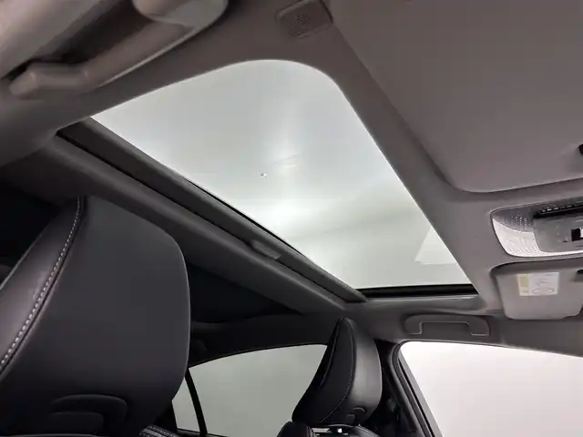 トヨタ プリウス Z 埼玉県 2023(令5)年 0.9万km アティチュードブラックマイカ 純正12.3インチディスプレイオーディオ&Bluetoothオーディオ&USB接続&Miracast/パノラミックビューモニター/ビルドインETC2.0 /パノラマムーンルーフ/パワーバックドア/純正前後ドライブレコーダー/パワーシート/レザーシート/ドアミラーヒーター/AC100V電源/デジタルインナーミラー/純正19インチアルミホイール/Bi-Beam LEDヘッドランプ/LEDターンランプ/LEDクリアランスランプ/パワーバックドア/トヨタセーフティセンス/プリクラッシュセーフティ/緊急時操舵支援/レーントレーシングアシスト［LTA］/レーンディパーチャーアラート［LDA］/レーダークルーズコントロール（全車速追従機能付）/オートマチックハイビーム［AHB］/ロードサインアシスト［RSA］/ドライバー異常時対応システム /プロアクティブドライビングアシスト［PDA］/発進遅れ告知機能［TMN］/ブラインドスポットモニター ［BSM］/前席シートヒーター/前席ベンチレーション/トヨタ チームメイト［アドバンスト パーク］（リモート機能付）/パーキングサポートブレーキ（周囲静止物）