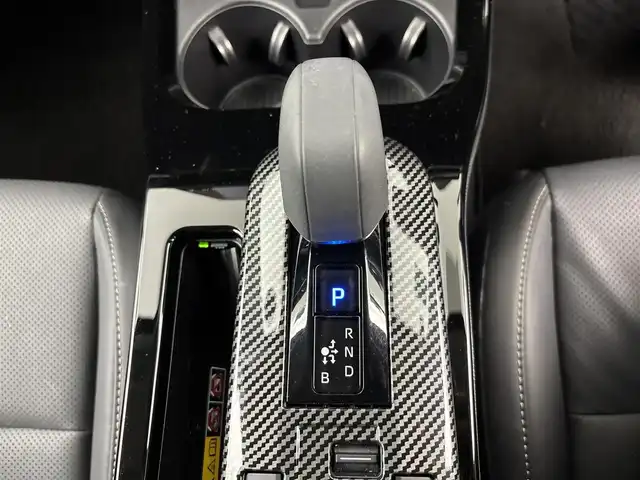 トヨタ プリウス Z 埼玉県 2023(令5)年 0.9万km アティチュードブラックマイカ 純正12.3インチディスプレイオーディオ&Bluetoothオーディオ&USB接続&Miracast/パノラミックビューモニター/ビルドインETC2.0 /パノラマムーンルーフ/パワーバックドア/純正前後ドライブレコーダー/パワーシート/レザーシート/ドアミラーヒーター/AC100V電源/デジタルインナーミラー/純正19インチアルミホイール/Bi-Beam LEDヘッドランプ/LEDターンランプ/LEDクリアランスランプ/パワーバックドア/トヨタセーフティセンス/プリクラッシュセーフティ/緊急時操舵支援/レーントレーシングアシスト［LTA］/レーンディパーチャーアラート［LDA］/レーダークルーズコントロール（全車速追従機能付）/オートマチックハイビーム［AHB］/ロードサインアシスト［RSA］/ドライバー異常時対応システム /プロアクティブドライビングアシスト［PDA］/発進遅れ告知機能［TMN］/ブラインドスポットモニター ［BSM］/前席シートヒーター/前席ベンチレーション/トヨタ チームメイト［アドバンスト パーク］（リモート機能付）/パーキングサポートブレーキ（周囲静止物）