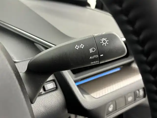 トヨタ プリウス Z 埼玉県 2023(令5)年 0.9万km アティチュードブラックマイカ 純正12.3インチディスプレイオーディオ&Bluetoothオーディオ&USB接続&Miracast/パノラミックビューモニター/ビルドインETC2.0 /パノラマムーンルーフ/パワーバックドア/純正前後ドライブレコーダー/パワーシート/レザーシート/ドアミラーヒーター/AC100V電源/デジタルインナーミラー/純正19インチアルミホイール/Bi-Beam LEDヘッドランプ/LEDターンランプ/LEDクリアランスランプ/パワーバックドア/トヨタセーフティセンス/プリクラッシュセーフティ/緊急時操舵支援/レーントレーシングアシスト［LTA］/レーンディパーチャーアラート［LDA］/レーダークルーズコントロール（全車速追従機能付）/オートマチックハイビーム［AHB］/ロードサインアシスト［RSA］/ドライバー異常時対応システム /プロアクティブドライビングアシスト［PDA］/発進遅れ告知機能［TMN］/ブラインドスポットモニター ［BSM］/前席シートヒーター/前席ベンチレーション/トヨタ チームメイト［アドバンスト パーク］（リモート機能付）/パーキングサポートブレーキ（周囲静止物）