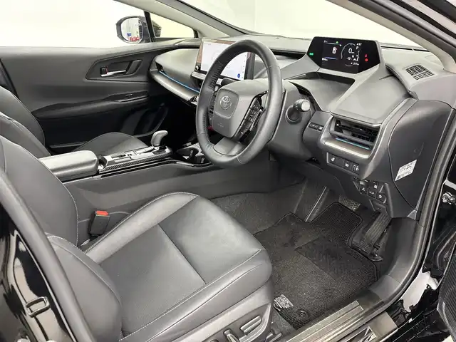 トヨタ プリウス Z 埼玉県 2023(令5)年 0.9万km アティチュードブラックマイカ 純正12.3インチディスプレイオーディオ&Bluetoothオーディオ&USB接続&Miracast/パノラミックビューモニター/ビルドインETC2.0 /パノラマムーンルーフ/パワーバックドア/純正前後ドライブレコーダー/パワーシート/レザーシート/ドアミラーヒーター/AC100V電源/デジタルインナーミラー/純正19インチアルミホイール/Bi-Beam LEDヘッドランプ/LEDターンランプ/LEDクリアランスランプ/パワーバックドア/トヨタセーフティセンス/プリクラッシュセーフティ/緊急時操舵支援/レーントレーシングアシスト［LTA］/レーンディパーチャーアラート［LDA］/レーダークルーズコントロール（全車速追従機能付）/オートマチックハイビーム［AHB］/ロードサインアシスト［RSA］/ドライバー異常時対応システム /プロアクティブドライビングアシスト［PDA］/発進遅れ告知機能［TMN］/ブラインドスポットモニター ［BSM］/前席シートヒーター/前席ベンチレーション/トヨタ チームメイト［アドバンスト パーク］（リモート機能付）/パーキングサポートブレーキ（周囲静止物）