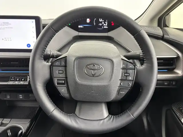 トヨタ プリウス Z 埼玉県 2023(令5)年 0.9万km アティチュードブラックマイカ 純正12.3インチディスプレイオーディオ&Bluetoothオーディオ&USB接続&Miracast/パノラミックビューモニター/ビルドインETC2.0 /パノラマムーンルーフ/パワーバックドア/純正前後ドライブレコーダー/パワーシート/レザーシート/ドアミラーヒーター/AC100V電源/デジタルインナーミラー/純正19インチアルミホイール/Bi-Beam LEDヘッドランプ/LEDターンランプ/LEDクリアランスランプ/パワーバックドア/トヨタセーフティセンス/プリクラッシュセーフティ/緊急時操舵支援/レーントレーシングアシスト［LTA］/レーンディパーチャーアラート［LDA］/レーダークルーズコントロール（全車速追従機能付）/オートマチックハイビーム［AHB］/ロードサインアシスト［RSA］/ドライバー異常時対応システム /プロアクティブドライビングアシスト［PDA］/発進遅れ告知機能［TMN］/ブラインドスポットモニター ［BSM］/前席シートヒーター/前席ベンチレーション/トヨタ チームメイト［アドバンスト パーク］（リモート機能付）/パーキングサポートブレーキ（周囲静止物）