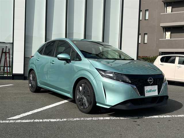 日産 ノート X 長崎県 2023(令5)年 5.5万km 緑／グレー 純正ナビ/Bluetooth接続/全方位カメラ/バックカメラ/プッシュスタート/スマートキー/パワーウィンドウ/パワーステアリング/前後コーナーセンサー/クルーズコントロール/ETC