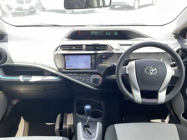トヨタ アクア S 新潟県 2012(平24)年 7.9万km シルバー 社外ナビ　NSZT-W62G/〈AM／FM〉/フルセグTV/純正フロアマット/Wエアバッグ/スマートキー/盗難防止システム/ABS
