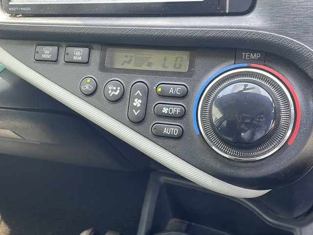 トヨタ アクア S 新潟県 2012(平24)年 7.9万km シルバー 社外ナビ　NSZT-W62G/〈AM／FM〉/フルセグTV/純正フロアマット/Wエアバッグ/スマートキー/盗難防止システム/ABS