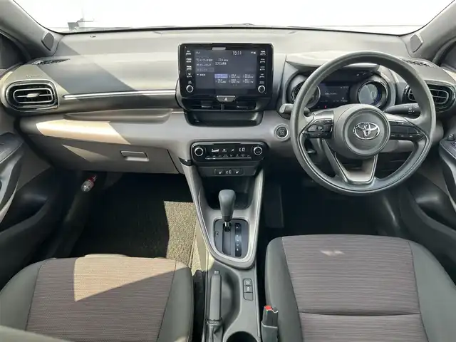 トヨタ ヤリス G 熊本県 2022(令4)年 4.2万km アイスピンクメタリック 純正ディスプレイオーディオ/・AM/FM/BT/・Miracast/・全周囲カメラ/ＥＴＣ/トヨタセーフティセンス/・プリクラッシュセーフティ/・レーンディーパーチャーアラート/・オートマチックハイビーム/・ロードサインアシスト/・パーキングサポートブレーキ/LEDヘッドライト/前後ドライブレコーダー/前席シートヒーター/ステアリングスイッチ/純正フロアマット/電動格納ミラー/・ウインカーミラー/プッシュスタート/スペアキー