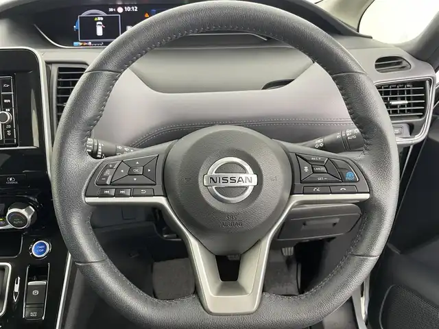 日産 セレナ e－パワー ハイウェイスター V 富山県 2020(令2)年 2万km ブリリアントホワイトパール 2トーン 純正ナビ（AM/FM/CD/DVD/AUX/BT）/フルセグTV/アラウンドビューモニター/両側パワースライドドア/ハンズフリーオートスライドドア/エマージェンシーブレーキ/レーンキープアシスト/ブラインドスポットモニター/標識認識機能/クリアランスソナー/プロパイロット/LEDヘッドライト/オートライト/フォグライト/ETC/ドライブレコーダー/アイドリングストップ/革巻きステアリング/ステアリングスイッチ/プッシュスタート/スマートキー/スペアキー/電動格納ミラー/純正フロアマット