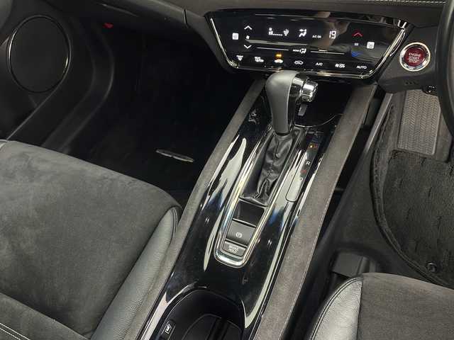 ホンダ ヴェゼル RS ホンダセンシング 鹿児島県 2017(平29)年 7万km ホワイトオーキッドパール ホンダセンシング /純正Gathersナビ/Bluetooth対応 DVD再生可/フルセグTV/バックカメラ/ハーフレザーシート/シートヒーター /レーダークルーズコントロール/電動パーキング/オートホールド/ビルトインETC/ステアリングスイッチ/LEDヘッドライト/フォグライト /オートライトコントロール/革巻きステアリング/純正18インチアルミホイール/スマートキー/エンジンプッシュスタート/保証書/取扱説明書