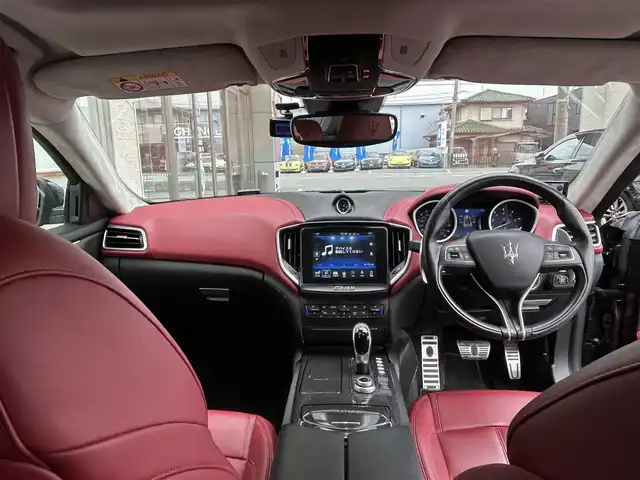 マセラティ ギブリ S グランスポーツ 大阪府 2017(平29)年 2.4万km 黒 サンルーフ/純正HDDナビ/（ワンセグ/BT/AUX）/Harman Kardon/全方位カメラ/アダプティブクルーズコントロール/パドルシフト/レーンキープアシスト/衝突軽減防止システム/ブラインドスポットモニター/赤レザーシート/前席シートヒーター/パワーシート/ドライブレコーダー/社外レーダー/保証書/取扱説明書