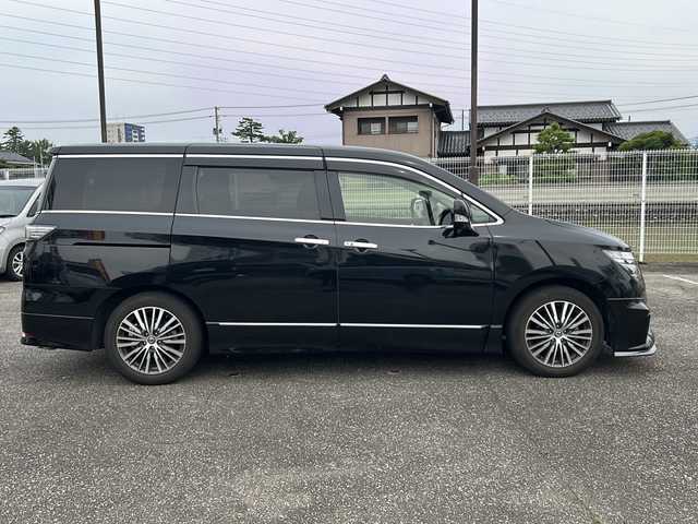 日産 エルグランド 250ハイウェイスターS 富山県 2021(令3)年 1.8万km 黒 スマートキー/ハーフレザーシート/両側パワースライドドア/メーカーオプションメモリーナビ/３列シート/全周囲モニター/BSM/フルセグTV/Bluetooth/ビルトインETC/純正18インチAW/レーダークルーズコントロール/LEDヘッドライト/フォグランプ/純正フロアマット/純正ドアバイザー/横滑り防止装置/電動格納ウィンカーミラー/ドラレコ（前）/オットマン/クリアランスソナー/AFS/ステアリングスイッチ/パワーバックドア/フロントエアロ（NISMO）/USB端子（３個）/保証書・取説・ナビ取説