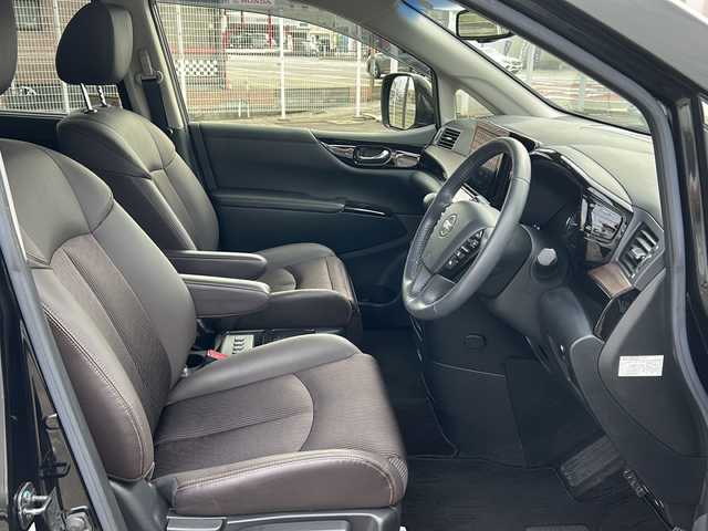 日産 エルグランド 250ハイウェイスターS 富山県 2021(令3)年 1.8万km 黒 スマートキー/ハーフレザーシート/両側パワースライドドア/メーカーオプションメモリーナビ/３列シート/全周囲モニター/BSM/フルセグTV/Bluetooth/ビルトインETC/純正18インチAW/レーダークルーズコントロール/LEDヘッドライト/フォグランプ/純正フロアマット/純正ドアバイザー/横滑り防止装置/電動格納ウィンカーミラー/ドラレコ（前）/オットマン/クリアランスソナー/AFS/ステアリングスイッチ/パワーバックドア/フロントエアロ（NISMO）/USB端子（３個）/保証書・取説・ナビ取説