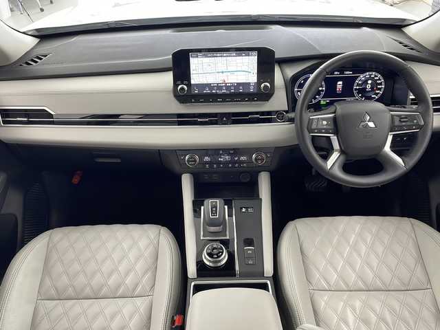 三菱 アウトランダー ＰＨＥＶ G 岐阜県 2022(令4)年 6.5万km ホワイトダイヤモンド 純正９インチナビ　/フルセグＴＶ　/電動テールゲート　/ＭＹパイロット　/革巻きステアリング　/パドルシフト　/ステアリングヒーター/シートヒーター（1列目＋2列目）　/シートメモリー　/パワーシート　/純正ドライブレコーダー　(前後)/置くだけ充電/アラウンドビューモニター/白革シート/ワイパーデアイサー/AC1500W