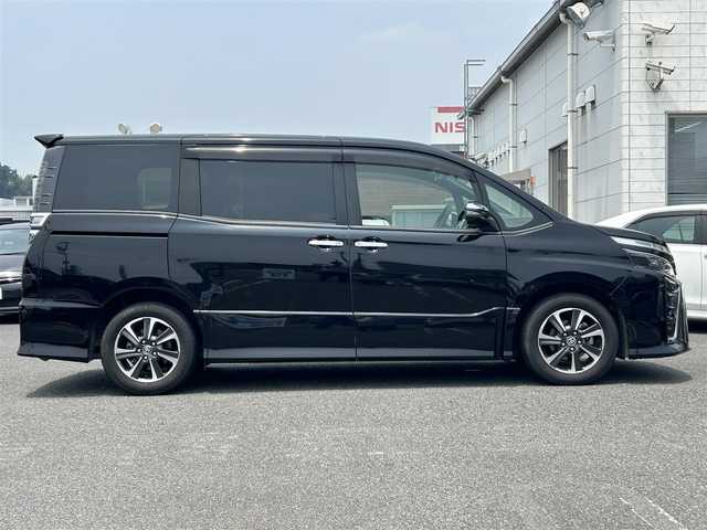 トヨタ ヴォクシー ZS 煌Ⅱ 広島県 2020(令2)年 3.9万km ブラック ワンオーナー/純正ナビ　NSZN-Z68T/　「CD/DVD/フルセグTV/Bluetooth」/バックカメラ/前後ドライブレコーダー/ETC/クルーズコントロール/両側パワースライドドア/衝突被害軽減システム/フリップダウンモニター/前後コーナーセンサー/フォグランプ/LEDヘッドライト/デジタルインナーミラー/オートライト/オートマチックハイビーム/プッシュスタート/純正フロアマット/純正16インチホール/保証書/取扱説明書