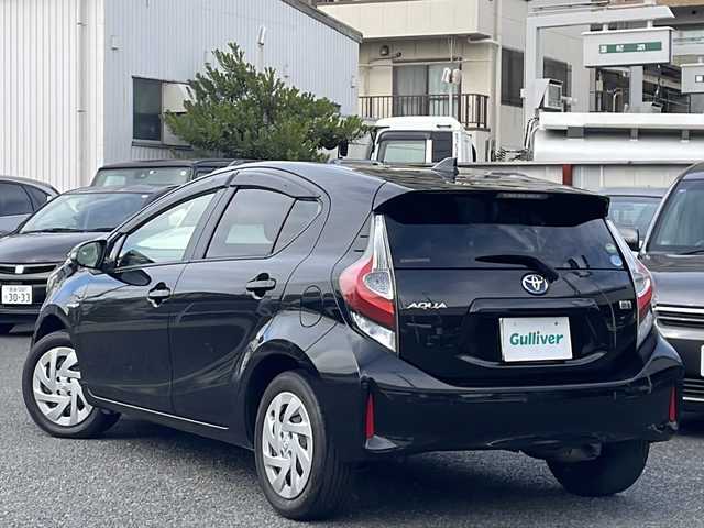 トヨタ アクア G 東京都 2017(平29)年 4.2万km ブラックマイカ 純正SDナビ/Bluetooth/フルセグTV/バックカメラ/ビルトインETC2.0/衝突軽減ブレーキ/車線逸脱警報装置/オートマチックハイビーム/LEDオートライト/クルーズコントロール/プッシュスタート/スマートキー×2