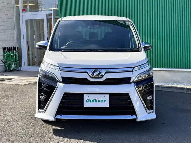 トヨタ ヴォクシー ZS 煌Ⅱ 宮城県 2019(令1)年 8.8万km ホワイトパールクリスタルシャイン セーフティセンス/・プリクラッシュセーフティ/・レーンディパーチャーアラート/・オートマチックハイビーム/KENWOOD9インチナビ/【CD・DVD・SD・BT】/フルセグテレビ/バックカメラ/ETC/両側パワースライドドア/デュアルエアコン/本革巻きステアリング/クルーズコントロール/UVカットガラス/リアサンシェード/折りたたみテーブル/LEDヘッドライト/LEDフォグランプ/ドアバイザー/メッキウインカーミラー/折りたたみテーブル/プッシュスタート/社外15インチAW/Wエアバッグ