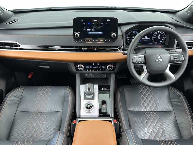 三菱 アウトランダー ＰＨＥＶ P 宮城県 2022(令4)年 6.2万km ホワイトダイヤモンド 禁煙車/BOSEサウンドスピーカー/マルチビューモニター/マイパイロット/三菱e-Assist/・衝突軽減ブレーキ/・車線逸脱警報/・ブラインドスポットモニター/・リアクロストラフィックアラート/・オートハイビーム/・ヘッドアップディスプレイ/純正ナビ/・BT.USB.スマホ連携/フルセグTV/レザーシート/・前席パワーシート（D席メモリー付）/・シートヒーター（1/2列目）/パワーバックドア/ビルトインETC2.0/パドルシフト/ステアリングヒーター/ステアリングスイッチ/横滑り防止装置/AC1500W充電/LEDヘッドライト/LEDフォグランプ/プッシュスタート/スマートキー/純正20インチアルミホイール/純正フロアマット