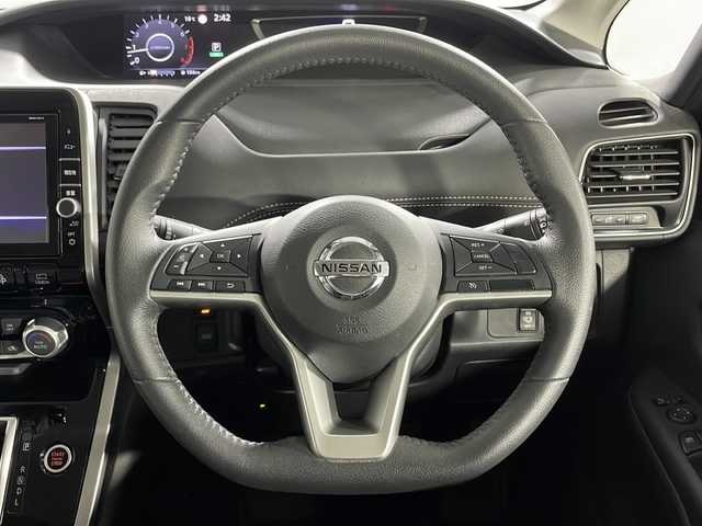 日産 セレナ ハイウェイスターVセレクションⅡ 熊本県 2019(平31)年 5.9万km ダイヤモンドブラック 〇純正9インチナビ/〇フルセグTV/〇パワースライドドア（両側）/〇バックカメラ/〇ビルトインETC/〇インテリジェントアラウンドビューモニター/〇エマージェンシーブレーキ/〇クルーズコントロール/〇LEDヘッドランプ/〇オートライト/〇純正16インチアルミ/〇革巻きステアリング/〇オートエアコン/〇インテリジェントキー/〇禁煙車