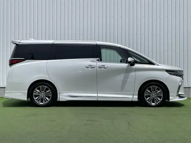 トヨタ アルファードハイブリット Z 香川県 2023(令5)年 1.6万km プラチナホワイトパールマイカ 登録時走行距離：15393km/メーカー純正ナビ/　BT フルセグTV/全方位カメラ/フリップダウンモニター/モデリスタエアロ/左右独立稼働型ムーンルーフ/ブラックレザーシート/シートベンチレーション/パワーシート/シートメモリ/オットマン/電動シェード/プリクラッシュセーフティシステム/レーンキープアシスト/レーダークルーズコントロール/クリアランスソナー/ブラインドスポットモニター/ヘッドアップディスプレイ/オートハイビーム/LEDヘッドライト/オートライト/フォグランプ/前後ドライブレコーダー/ビルトインETC2.0/MTモード付AT/横滑り防止装置/オートホールド機能付き電子パーキングブレーキ/置くだけ充電/AC100V充電/木目革巻きコンビステアリング/ステアリングスイッチ/ステアリングヒーター/プッシュスタート/スマートキー