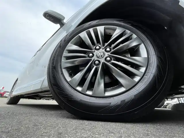 トヨタ アルファードハイブリット Z 香川県 2023(令5)年 1.6万km プラチナホワイトパールマイカ 登録時走行距離：15393km/メーカー純正ナビ/　BT フルセグTV/全方位カメラ/フリップダウンモニター/モデリスタエアロ/左右独立稼働型ムーンルーフ/ブラックレザーシート/シートベンチレーション/パワーシート/シートメモリ/オットマン/電動シェード/プリクラッシュセーフティシステム/レーンキープアシスト/レーダークルーズコントロール/クリアランスソナー/ブラインドスポットモニター/ヘッドアップディスプレイ/オートハイビーム/LEDヘッドライト/オートライト/フォグランプ/前後ドライブレコーダー/ビルトインETC2.0/MTモード付AT/横滑り防止装置/オートホールド機能付き電子パーキングブレーキ/置くだけ充電/AC100V充電/木目革巻きコンビステアリング/ステアリングスイッチ/ステアリングヒーター/プッシュスタート/スマートキー