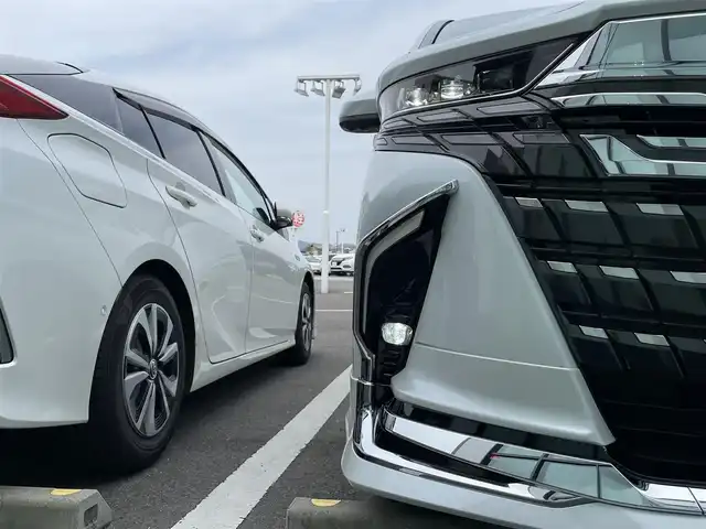 トヨタ アルファードハイブリット Z 香川県 2023(令5)年 1.6万km プラチナホワイトパールマイカ 登録時走行距離：15393km/メーカー純正ナビ/　BT フルセグTV/全方位カメラ/フリップダウンモニター/モデリスタエアロ/左右独立稼働型ムーンルーフ/ブラックレザーシート/シートベンチレーション/パワーシート/シートメモリ/オットマン/電動シェード/プリクラッシュセーフティシステム/レーンキープアシスト/レーダークルーズコントロール/クリアランスソナー/ブラインドスポットモニター/ヘッドアップディスプレイ/オートハイビーム/LEDヘッドライト/オートライト/フォグランプ/前後ドライブレコーダー/ビルトインETC2.0/MTモード付AT/横滑り防止装置/オートホールド機能付き電子パーキングブレーキ/置くだけ充電/AC100V充電/木目革巻きコンビステアリング/ステアリングスイッチ/ステアリングヒーター/プッシュスタート/スマートキー