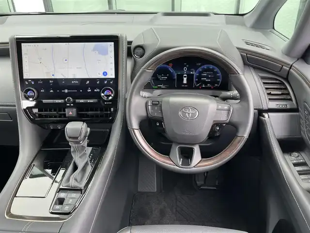トヨタ アルファードハイブリット Z 香川県 2023(令5)年 1.6万km プラチナホワイトパールマイカ 登録時走行距離：15393km/メーカー純正ナビ/　BT フルセグTV/全方位カメラ/フリップダウンモニター/モデリスタエアロ/左右独立稼働型ムーンルーフ/ブラックレザーシート/シートベンチレーション/パワーシート/シートメモリ/オットマン/電動シェード/プリクラッシュセーフティシステム/レーンキープアシスト/レーダークルーズコントロール/クリアランスソナー/ブラインドスポットモニター/ヘッドアップディスプレイ/オートハイビーム/LEDヘッドライト/オートライト/フォグランプ/前後ドライブレコーダー/ビルトインETC2.0/MTモード付AT/横滑り防止装置/オートホールド機能付き電子パーキングブレーキ/置くだけ充電/AC100V充電/木目革巻きコンビステアリング/ステアリングスイッチ/ステアリングヒーター/プッシュスタート/スマートキー