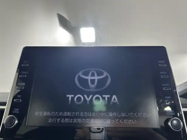 トヨタ カローラ クロス ハイブリッド Z 佐賀県 2021(令3)年 4.9万km アティチュードブラックマイカ 純正9インチディスプレイオーディオ/AM/FM/Bluetooth/Mirrorcast/衝突被害軽減システム/バックカメラ/レーダークルーズコントロール/レーンキープアシスト/クリアランスソナー/ロードサインアシスト/オートライト/オートマチックハイビーム/オートブレーキホールド/電子パーキング/前後ドライブレコーダー/ビルトインETC/パワーバックドア/フロアマット/ハーフレザーシート/運転席・助手席シートヒーター/運転席パワーシート/純正18インチアルミホイール/LEDヘッドライト/フォグライト/スマートキー/スペアキー×1