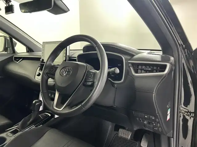 トヨタ カローラ クロス ハイブリッド Z 佐賀県 2021(令3)年 4.9万km アティチュードブラックマイカ 純正9インチディスプレイオーディオ/AM/FM/Bluetooth/Mirrorcast/衝突被害軽減システム/バックカメラ/レーダークルーズコントロール/レーンキープアシスト/クリアランスソナー/ロードサインアシスト/オートライト/オートマチックハイビーム/オートブレーキホールド/電子パーキング/前後ドライブレコーダー/ビルトインETC/パワーバックドア/フロアマット/ハーフレザーシート/運転席・助手席シートヒーター/運転席パワーシート/純正18インチアルミホイール/LEDヘッドライト/フォグライト/スマートキー/スペアキー×1