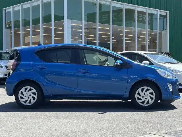 トヨタ アクア G 静岡県 2015(平27)年 2.7万km コバルトブルーメタリック エンジンスタートボタン/パワーステアリング/パワーウィンドウ/取扱説明書/アイドリングストップ/オートエアコン/スペアキー/クルーズコントロール/SDナビ（CD/DVD/BT/フルセグ）/ETC/純正フロアマット/ABS/横滑り防止装置/オートライト/LEDヘッドライト/Wエアバック