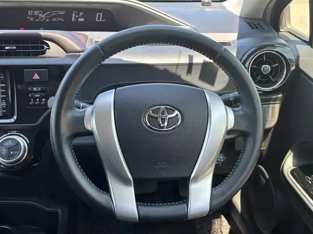 トヨタ アクア G 静岡県 2015(平27)年 2.7万km コバルトブルーメタリック エンジンスタートボタン/パワーステアリング/パワーウィンドウ/取扱説明書/アイドリングストップ/オートエアコン/スペアキー/クルーズコントロール/SDナビ（CD/DVD/BT/フルセグ）/ETC/純正フロアマット/ABS/横滑り防止装置/オートライト/LEDヘッドライト/Wエアバック