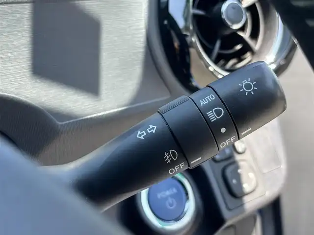 トヨタ アクア G 静岡県 2015(平27)年 2.7万km コバルトブルーメタリック エンジンスタートボタン/パワーステアリング/パワーウィンドウ/取扱説明書/アイドリングストップ/オートエアコン/スペアキー/クルーズコントロール/SDナビ（CD/DVD/BT/フルセグ）/ETC/純正フロアマット/ABS/横滑り防止装置/オートライト/LEDヘッドライト/Wエアバック