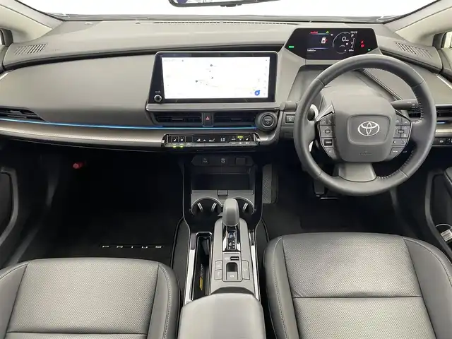 トヨタ プリウス Z 富山県 2023(令5)年 1.7万km プラチナホワイトパールマイカ 純正12.3インチナビ（AM/FM/USB/BT/HDMI/Miracast）/フルセグTV/床下透過表示付きパノラミックビューモニター/F/R　GRスポイラー/電動リアゲート/プリクラッシュセーフティ/レーダークルーズコントロール/レーンディパーチャーアラート/アダプティブハイビームシステム/LEDヘッドライト/ブラインドスポットモニター/レザーシート/前席温熱＋ベンチレーションシート/ステアリングヒーター/ビルトインETC2.0/デジタルインナーミラー/AC100V充電/スマートキー×２/プッシュスタート/ドアバイザー