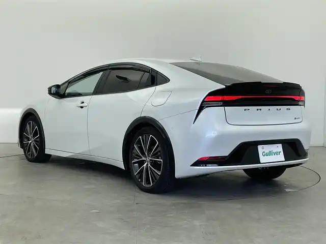 トヨタ プリウス Z 富山県 2023(令5)年 1.7万km プラチナホワイトパールマイカ 純正12.3インチナビ（AM/FM/USB/BT/HDMI/Miracast）/フルセグTV/床下透過表示付きパノラミックビューモニター/F/R　GRスポイラー/電動リアゲート/プリクラッシュセーフティ/レーダークルーズコントロール/レーンディパーチャーアラート/アダプティブハイビームシステム/LEDヘッドライト/ブラインドスポットモニター/レザーシート/前席温熱＋ベンチレーションシート/ステアリングヒーター/ビルトインETC2.0/デジタルインナーミラー/AC100V充電/スマートキー×２/プッシュスタート/ドアバイザー