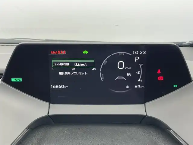 トヨタ プリウス Z 富山県 2023(令5)年 1.7万km プラチナホワイトパールマイカ 純正12.3インチナビ（AM/FM/USB/BT/HDMI/Miracast）/フルセグTV/床下透過表示付きパノラミックビューモニター/F/R　GRスポイラー/電動リアゲート/プリクラッシュセーフティ/レーダークルーズコントロール/レーンディパーチャーアラート/アダプティブハイビームシステム/LEDヘッドライト/ブラインドスポットモニター/レザーシート/前席温熱＋ベンチレーションシート/ステアリングヒーター/ビルトインETC2.0/デジタルインナーミラー/AC100V充電/スマートキー×２/プッシュスタート/ドアバイザー