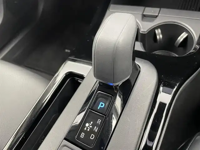 トヨタ プリウス Z 富山県 2023(令5)年 1.7万km プラチナホワイトパールマイカ 純正12.3インチナビ（AM/FM/USB/BT/HDMI/Miracast）/フルセグTV/床下透過表示付きパノラミックビューモニター/F/R　GRスポイラー/電動リアゲート/プリクラッシュセーフティ/レーダークルーズコントロール/レーンディパーチャーアラート/アダプティブハイビームシステム/LEDヘッドライト/ブラインドスポットモニター/レザーシート/前席温熱＋ベンチレーションシート/ステアリングヒーター/ビルトインETC2.0/デジタルインナーミラー/AC100V充電/スマートキー×２/プッシュスタート/ドアバイザー