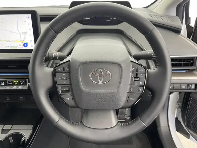 トヨタ プリウス Z 富山県 2023(令5)年 1.7万km プラチナホワイトパールマイカ 純正12.3インチナビ（AM/FM/USB/BT/HDMI/Miracast）/フルセグTV/床下透過表示付きパノラミックビューモニター/F/R　GRスポイラー/電動リアゲート/プリクラッシュセーフティ/レーダークルーズコントロール/レーンディパーチャーアラート/アダプティブハイビームシステム/LEDヘッドライト/ブラインドスポットモニター/レザーシート/前席温熱＋ベンチレーションシート/ステアリングヒーター/ビルトインETC2.0/デジタルインナーミラー/AC100V充電/スマートキー×２/プッシュスタート/ドアバイザー