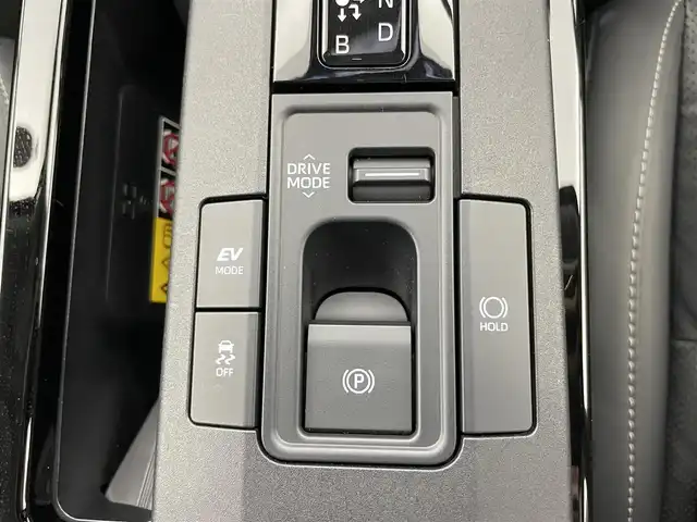トヨタ プリウス Z 富山県 2023(令5)年 1.7万km プラチナホワイトパールマイカ 純正12.3インチナビ（AM/FM/USB/BT/HDMI/Miracast）/フルセグTV/床下透過表示付きパノラミックビューモニター/F/R　GRスポイラー/電動リアゲート/プリクラッシュセーフティ/レーダークルーズコントロール/レーンディパーチャーアラート/アダプティブハイビームシステム/LEDヘッドライト/ブラインドスポットモニター/レザーシート/前席温熱＋ベンチレーションシート/ステアリングヒーター/ビルトインETC2.0/デジタルインナーミラー/AC100V充電/スマートキー×２/プッシュスタート/ドアバイザー