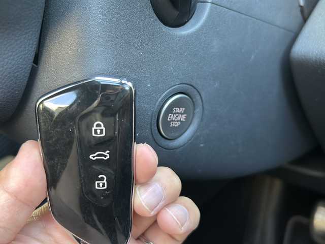 フォルクスワーゲン ＶＷ ＩＤ．４ プロ ローンチエディション 鳥取県 2022(令4)年 4.6万km ガンＭ ディーラー車/ムーンストーングレー（LA7C)/スマートキーx２個/パノラマガラスルーフ/マトリックスLEDライト/ハーフレザーシート/リラクゼーションシート/12チャンネルサウンド/アンビエントライト/置くだけ充電/ドライブレコーダー/アダクティブクルーズ/プリクラッシュセーフティ/インテリジェンスソナー/ブラインドスポット/レーンデパーチャー/全方位カメラ/メーカーナビゲーション/Bluetoothオーディオ/３ゾーンエアコン/全席シートヒーター/ハンドルヒーター/前席メモリ付パワーシート/パワーテールゲート/ETCユニット/充電ケーブル積載/保証書・取説