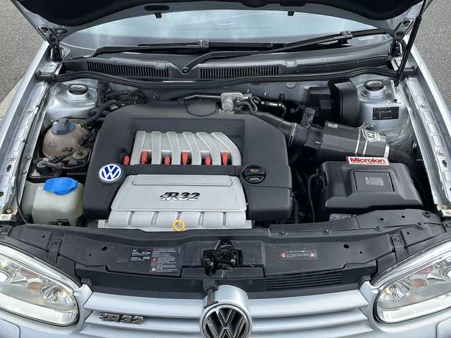 フォルクスワーゲン ゴルフ R32 山口県 2003(平15)年 10.7万km シルバー ワンオーナー車/6速マニュアル車/禁煙車（前オーナー様のご申告に基づく）/黒レザーシート/前席シートヒーター/社外マフラー（REMUS製）/ダウンサス/社外18インチAW/キセノンライト/リモコンキー/ETC/パワーウィンドゥ/純正フロアマット/純正MDオーディオ（ラジオあり）/革巻きステアリング/リアトノカバー/保証書・取説/スペアキー1個