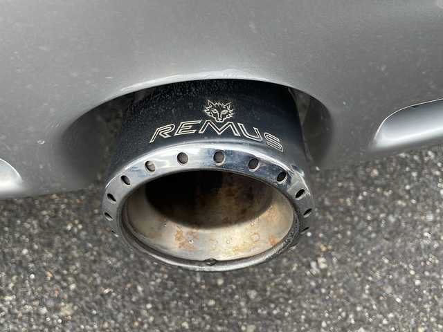 フォルクスワーゲン ゴルフ R32 山口県 2003(平15)年 10.7万km シルバー ワンオーナー車/6速マニュアル車/禁煙車（前オーナー様のご申告に基づく）/黒レザーシート/前席シートヒーター/社外マフラー（REMUS製）/ダウンサス/社外18インチAW/キセノンライト/リモコンキー/ETC/パワーウィンドゥ/純正フロアマット/純正MDオーディオ（ラジオあり）/革巻きステアリング/リアトノカバー/保証書・取説/スペアキー1個