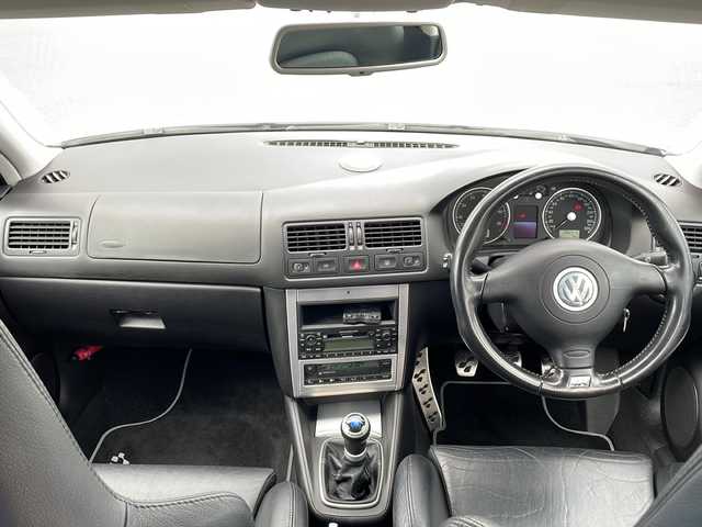 フォルクスワーゲン ゴルフ R32 山口県 2003(平15)年 10.7万km シルバー ワンオーナー車/6速マニュアル車/禁煙車（前オーナー様のご申告に基づく）/黒レザーシート/前席シートヒーター/社外マフラー（REMUS製）/ダウンサス/社外18インチAW/キセノンライト/リモコンキー/ETC/パワーウィンドゥ/純正フロアマット/純正MDオーディオ（ラジオあり）/革巻きステアリング/リアトノカバー/保証書・取説/スペアキー1個