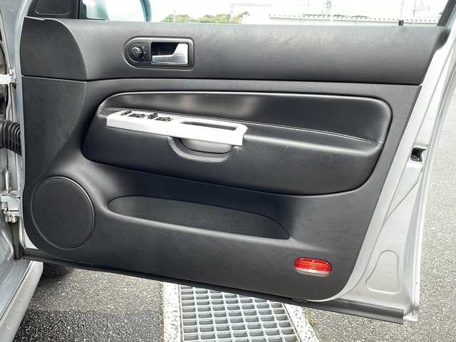 フォルクスワーゲン ゴルフ R32 山口県 2003(平15)年 10.7万km シルバー ワンオーナー車/6速マニュアル車/禁煙車（前オーナー様のご申告に基づく）/黒レザーシート/前席シートヒーター/社外マフラー（REMUS製）/ダウンサス/社外18インチAW/キセノンライト/リモコンキー/ETC/パワーウィンドゥ/純正フロアマット/純正MDオーディオ（ラジオあり）/革巻きステアリング/リアトノカバー/保証書・取説/スペアキー1個