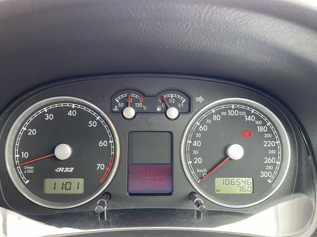 フォルクスワーゲン ゴルフ R32 山口県 2003(平15)年 10.7万km シルバー ワンオーナー車/6速マニュアル車/禁煙車（前オーナー様のご申告に基づく）/黒レザーシート/前席シートヒーター/社外マフラー（REMUS製）/ダウンサス/社外18インチAW/キセノンライト/リモコンキー/ETC/パワーウィンドゥ/純正フロアマット/純正MDオーディオ（ラジオあり）/革巻きステアリング/リアトノカバー/保証書・取説/スペアキー1個