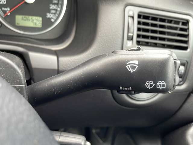 フォルクスワーゲン ゴルフ R32 山口県 2003(平15)年 10.7万km シルバー ワンオーナー車/6速マニュアル車/禁煙車（前オーナー様のご申告に基づく）/黒レザーシート/前席シートヒーター/社外マフラー（REMUS製）/ダウンサス/社外18インチAW/キセノンライト/リモコンキー/ETC/パワーウィンドゥ/純正フロアマット/純正MDオーディオ（ラジオあり）/革巻きステアリング/リアトノカバー/保証書・取説/スペアキー1個